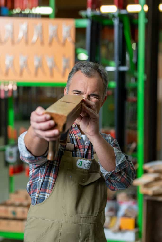 Porträt picAbo - Das Bilderabo - Portait, Mann, Tischler bei der Arbeit